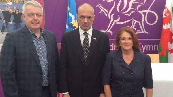 Argentine ambassador Alicia Castro, Governor of Chubut Martin Buzzi and Wales' First Minister Carwyn Jones.