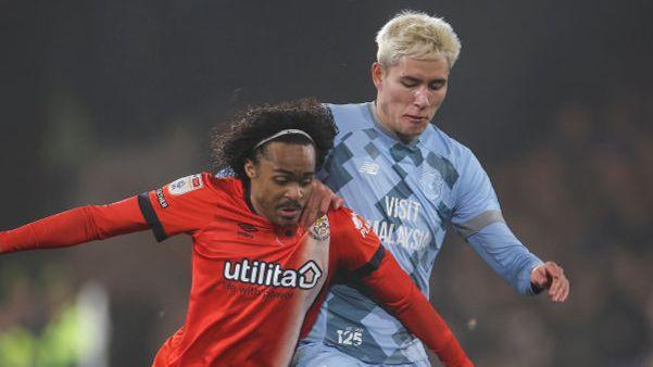 Luton Town's Tahith Chong (L) battles with Cardiff City's Rubin Colwill