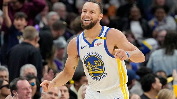 Steph Curry celebrates against the Sacramento Kings 