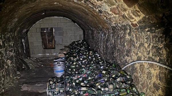 Twnnel gron o dan y ddaear yn seler tafarn Yr Heulyn, gyda miloedd o boteli alcohol a chwrw tryloyw mewn twmpath ar ben ei gilydd. Mae'r twnnel wedi'i oleuo gan dortsh, ac mae ambell gasgen cwrw i'w gweld hefyd