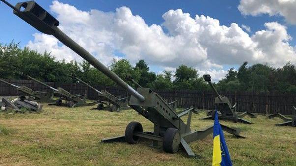 Imitation M777 howitzers