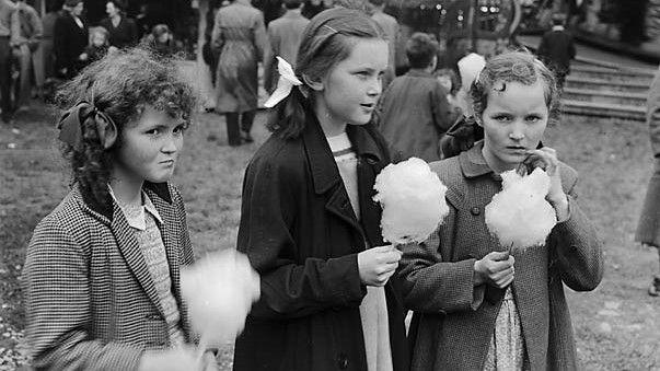 Gwenan o'r Bala, Rhian ac Ellen o Landrillo yn bwyta candi-fflos yn Ffair Glamai Y Bala, Mai 1952