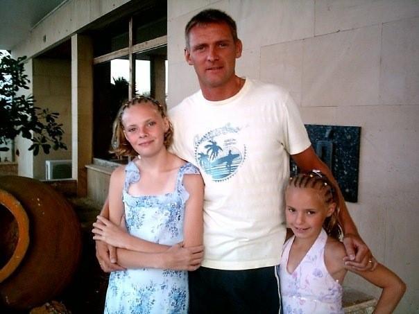 Wayne Evans and his daughters