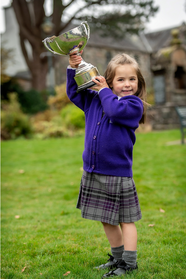 Sylvie, shoirbhich ann am farpais seinn do luchd-ionnsachaidh òga an Loch Abar 