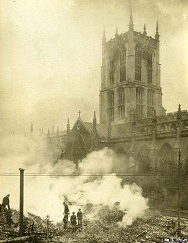 Zeppelin bomb damage near Holy Trinity, Hull