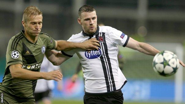 Dundalk's Ciaran Kilduff battles with Legia Warsaw's Lewczuk