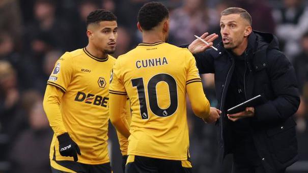 Gary O'Neil talks to his players on the touchline