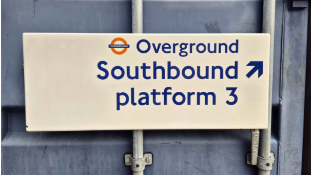 A London Overground sign saying southbound platform three with an arrow pointing towards the top right