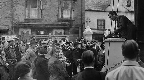 Casgliad o bobl mewn ocsiwn ar y stryd yn Ffair Glamai Y Bala, Mai 1952