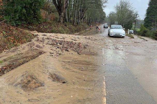 Debris on A82 near Lochend