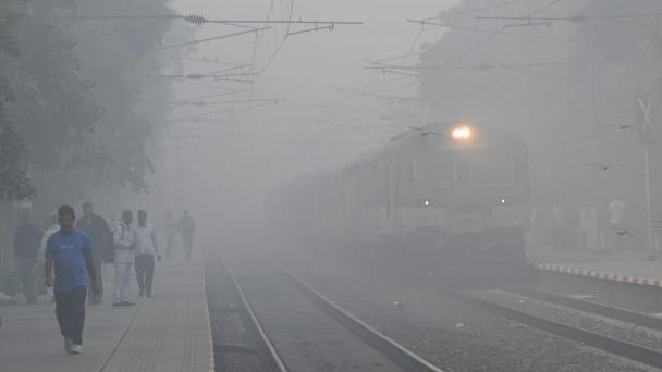 Shahabad Mohadpur railway station during heavy smog and foggy morning at Dwarka , on November 16, 2024 in New Delhi, India. (Photo by Vipin Kumar/Hindustan Times via Getty Images)