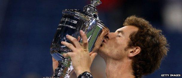 Andy Murray kisses trophy