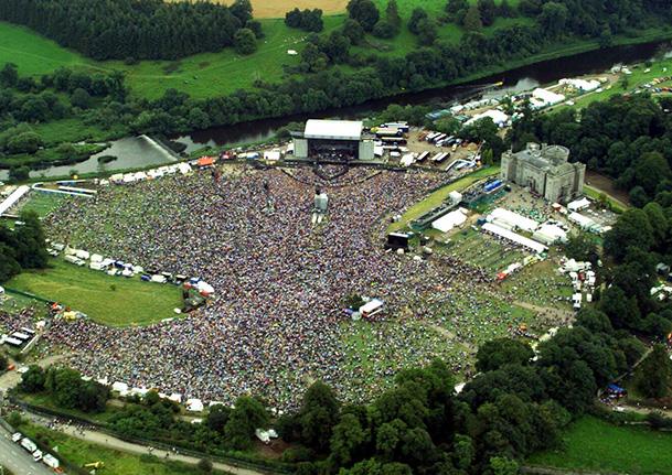 The crowd of thousands gather outside Slane Castle