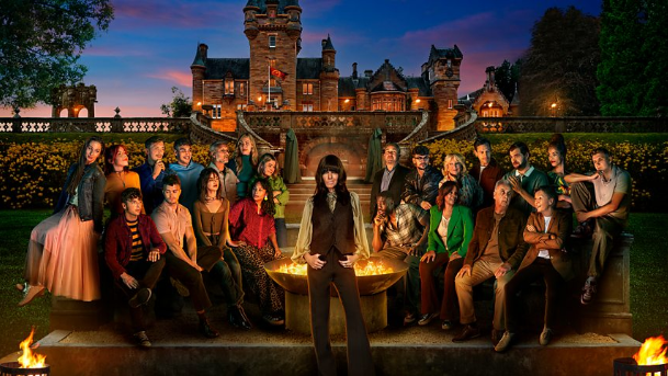 Claudia Winkleman ann am meadhan an deilbh air a cuairteachadh leis an fheadhainn a bhios a' farpais sa cheathramh sreath de Na Traitors