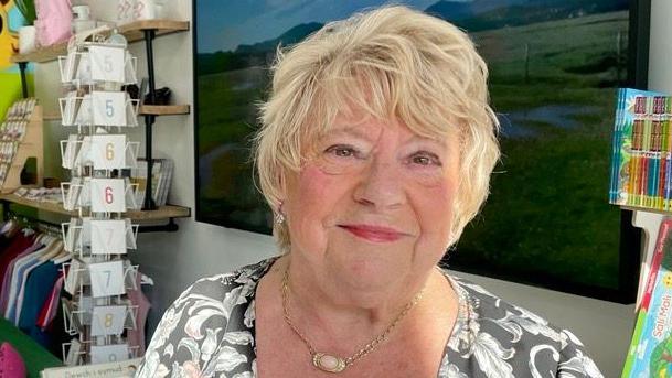 Meryl Evans fu'n holi cwesitwn am bwerau'r Senedd nos Iau 