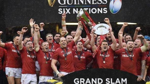 Alun Wyn Jones yn codi'r gwpan gyda thîm rygbi Cymru