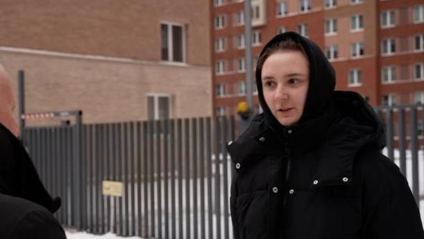 Liza, a Moscow resident, talks to BBC's Steve Rosenberg. Photo: 17 December 2024