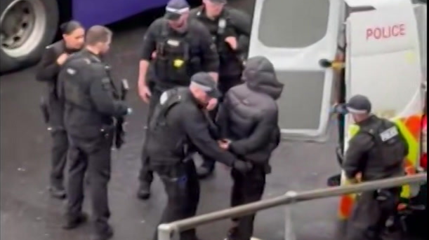 Two more arrests after Heathrow 'pepper spray' robbery - BBC News