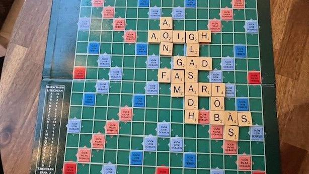 Bòrd Scrabble Gàidhlig