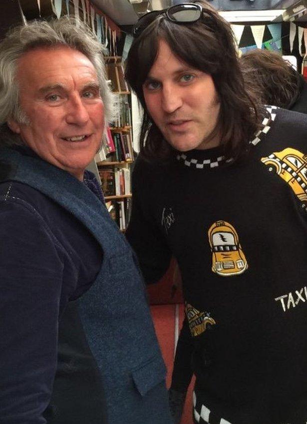 Noel Fielding yn taro heibio Bws llyfrau Jeff