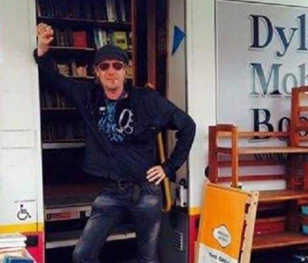 Rhys Ifans o flaen y bws