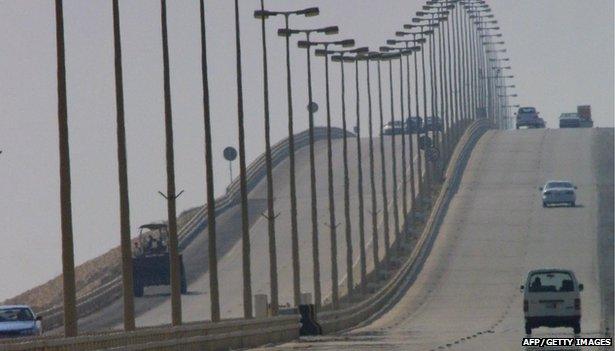 Cars make their way over the King Fahd Causeway that links Bahrain and Saudi Arabia 11 October 2001 from al-Jasra, west of Manama.