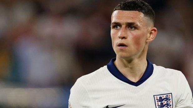 Phil Foden playing against Serbia