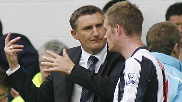 Chris Brunt takes instructions from Tony Mowbray during his first stint as West Bromwich Albion boss