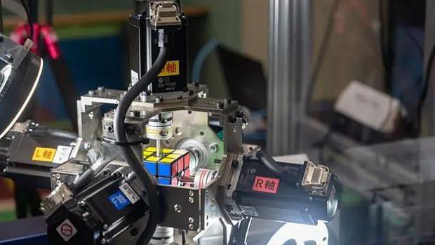 The Mitsubishi Electric teams robot completes the Rubik's cube.