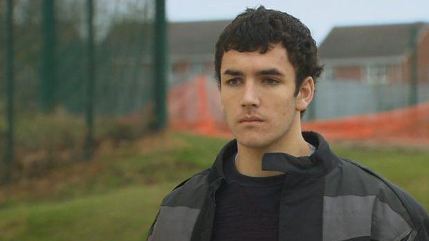 Dewi yn ystod ei ddyddiau'n chwarae cymeriad Jason ar Rownd a Rownd