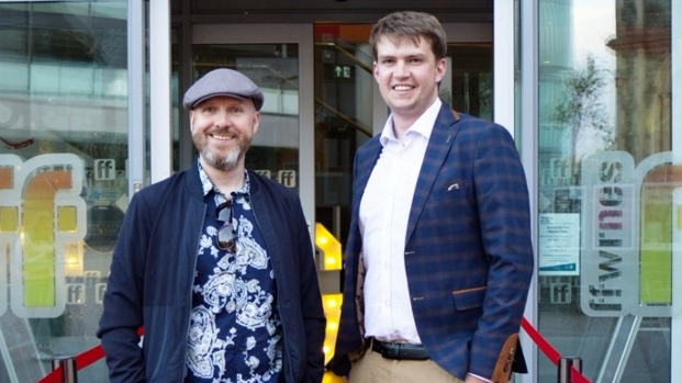 Rhodri Evan a Rhodri Lewis o flaen y ffwrnes yn Llanelli