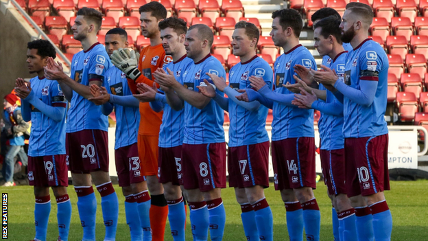 Graham Taylor tribute by Scunthorpe United players