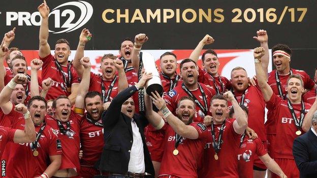 Scarlets lift Pro12 trophy