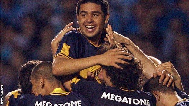 Riquelme celebrates scoring in 2007 Libertadores Cup final