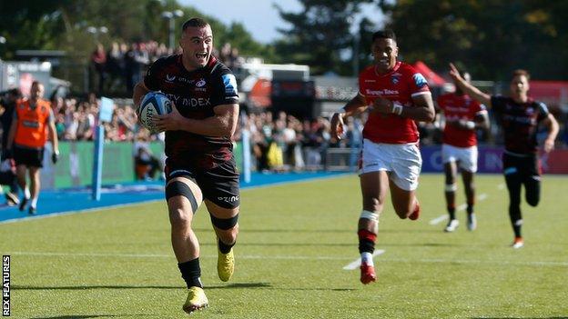 Ben Earl runs over for a try as Saracens beat Leicester this season