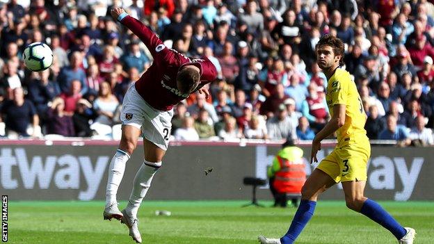 Andriy Yarmolenko puts a close-range header wide