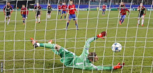 David de Gea saves Roman Eremenko's penalty