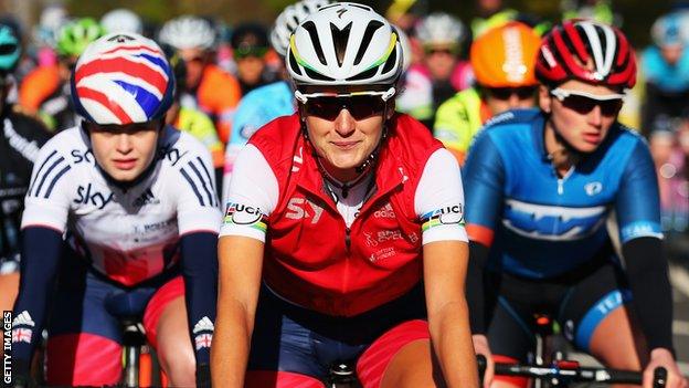 Lizzie Armitstead (centre)