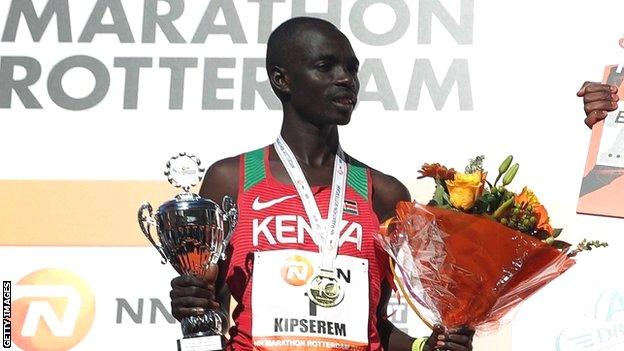 Marius Kipserem on the podium at the Rotterdam Marathon in 2021