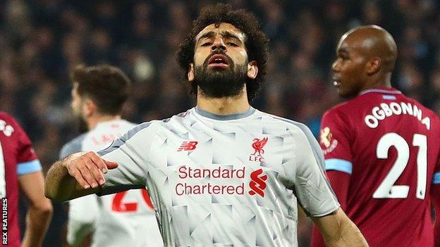 Mohamed Salah (centre)