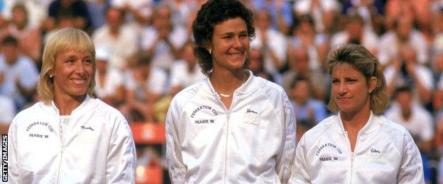 1986: USA Women's Tennis team from left to right; Martina Navratilova, Pam Shriver, Chris Evert and Zena Garrison line up on the court during the 1986 Federation Cup