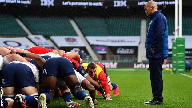 Eddie Jones oversees a scrum in training