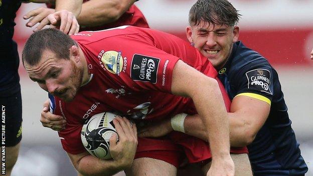 Ken Owens in action for Scarlets against Munster