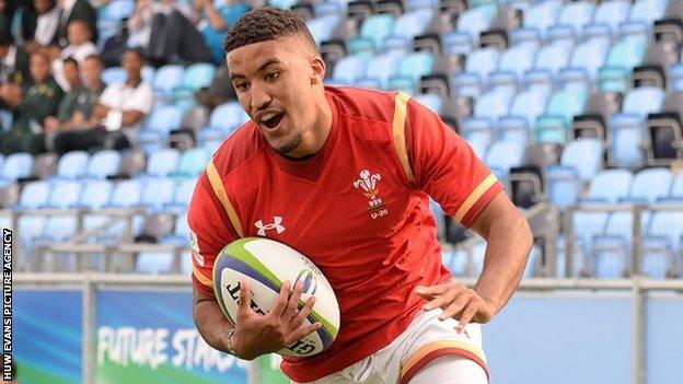 Keelan Giles scores a try for Wales