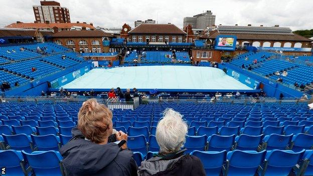 Queen's delayed by rain