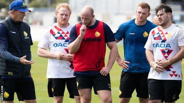 Wayne Bennett discusses tactics with his forward pack