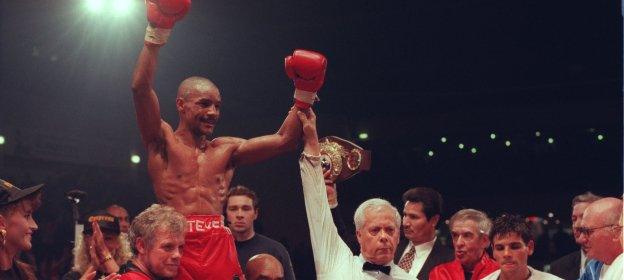 Steve Robinson out-pointed Argentina's Domingo Damigella in 1995 to retain his title in Cardiff