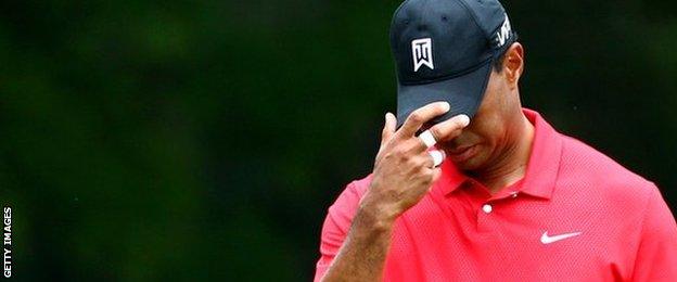 Tiger Woods bows his head