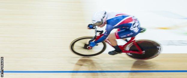 Elinor Barker in action in the women's 25km points race