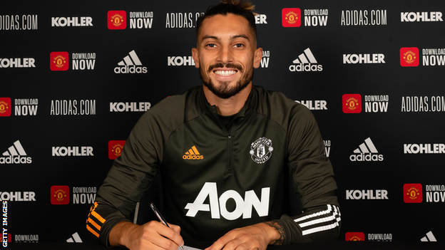 Alex Telles signs his Manchester United contract